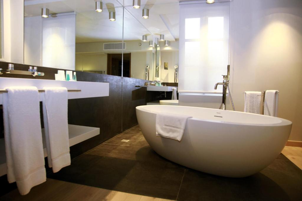 Le Pre Du Moulin - Maison Alonso - Hotel & Restaurant Sérignan-du-Comtat Room photo